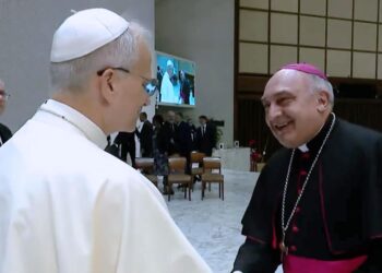 El Arzobispo de Valencia, Mons. Enrique Benavent y los auxiliares , Mons Fernando Ramón y Mons.Arturo Javier García, asisten a la audiencia general con el Papa León XIV