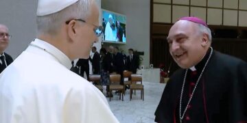 El Arzobispo de Valencia, Mons. Enrique Benavent y los auxiliares , Mons Fernando Ramón y Mons.Arturo Javier García, asisten a la audiencia general con el Papa León XIV