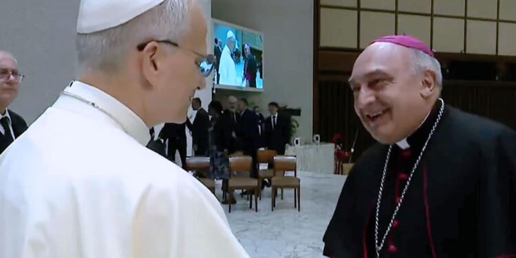 El Arzobispo de Valencia, Mons. Enrique Benavent y los auxiliares , Mons Fernando Ramón y Mons.Arturo Javier García, asisten a la audiencia general con el Papa 1 El Arzobispo de Valencia, Mons. Enrique Benavent y los auxiliares , Mons Fernando Ramón y Mons.Arturo Javier García, asisten a la audiencia general con el Papa León XIV