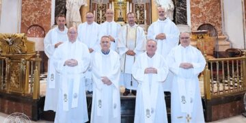 Celebración de Bodas de Plata sacerdotales y besamanos a la Virgen de los Desamparados en la Real Basílica de la Virgen de los Desamparados