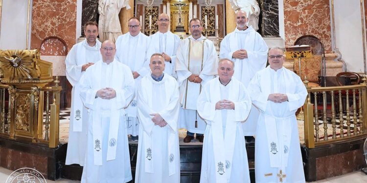 Celebración de Bodas de Plata sacerdotales y besamanos a la Virgen de los Desamparados 1 Celebración de Bodas de Plata sacerdotales y besamanos a la Virgen de los Desamparados en la Real Basílica de la Virgen de los Desamparados