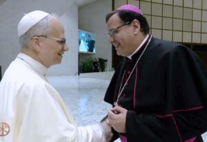 El Arzobispo de Valencia, Mons. Enrique Benavent y los auxiliares , Mons Fernando Ramón y Mons.Arturo Javier García, asisten a la audiencia general con el Papa 2 Fernando Ramon Leon XIV 1
