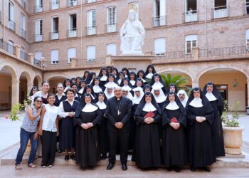 Las Hermanitas de los Ancianos Desamparados celebran la fiesta de su fundadora con una misa solemne en su casa general, oficiada por el Arzobispo de Valencia, monseñor Enrique Benavent