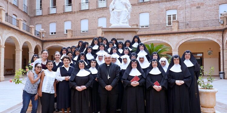 Las Hermanitas de los Ancianos Desamparados celebran la fiesta de su fundadora con una misa solemne en su casa general, oficiada por el Arzobispo de Valencia, monseñor Enrique Benavent
