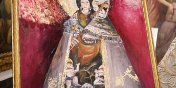 El Museo Mariano de la Virgen de los Desamparados recibe un cuadro de de la artista Aleksandra Istorik pintado en el estilo de Istorik, "surrealismo dorado"