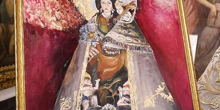 El Museo Mariano de la Virgen de los Desamparados recibe un cuadro de de la artista Aleksandra Istorik pintado en el estilo de Istorik, "surrealismo dorado"