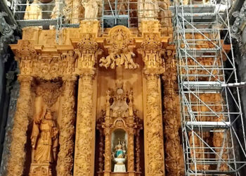 Los feligreses de Chelva (Valencia) reconstruyen el retablo de su parroquia destruido en 1936