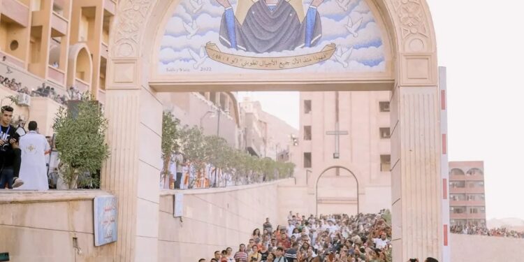 Más de 750,000 peregrinos se congregan cada agosto en el Monasterio de la Virgen María en Assiut, Egipto