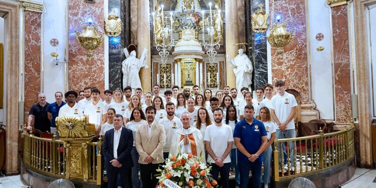 El Valencia CF visita la Basílica de la Virgen ante el inicio de temporada