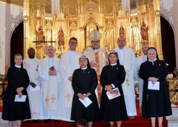 Dos jóvenes profesan en Valencia votos perpetuos como religiosas Madres de Desamparados y San José de la Montaña
