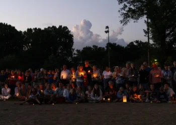 Escuela católica de Minneapolis cierra tras el tiroteo; sus líderes llaman a la "esperanza"