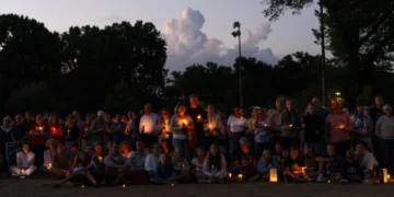 Escuela católica de Minneapolis cierra tras el tiroteo; sus líderes llaman a la "esperanza"