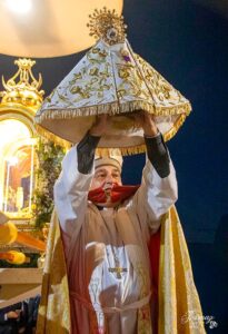 El Arzobispo de Valencia recibe en Utiel la imagen de la Virgen del Remedio, tras la bajada de su santuario