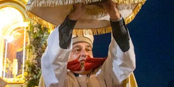 El Arzobispo de Valencia recibe en Utiel la imagen de la Virgen del Remedio, tras la bajada de su santuario