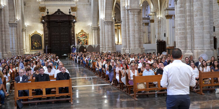 Mil trescientos profesores de colegios diocesanos participan este miércoles en la Catedral de Valencia en el encuentro de inicio de curso presidido por el Arzobispo