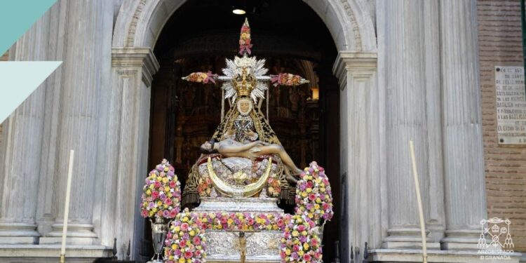 El pueblo de Granada late con la Patrona