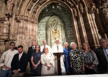 El Obispo de Nazaret (Tierra Santa) visita Valencia y celebra Misa ante el Santo Cáliz de Valencia