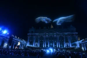 El Vaticano se ilumina con un espectáculo de drones en el histórico concierto “Grace for the World” 4 drones vaticano 2