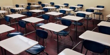 Escuela secundaria de Florida elimina videos semanales que enseñan brujería a estudiantes