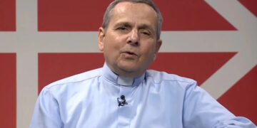 Primer intento de censura contra el sacerdote que se desmarcó de su diócesis por participar en el Orgullo Gay