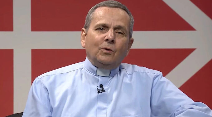 Primer intento de censura contra el sacerdote que se desmarcó de su diócesis por participar en el Orgullo Gay