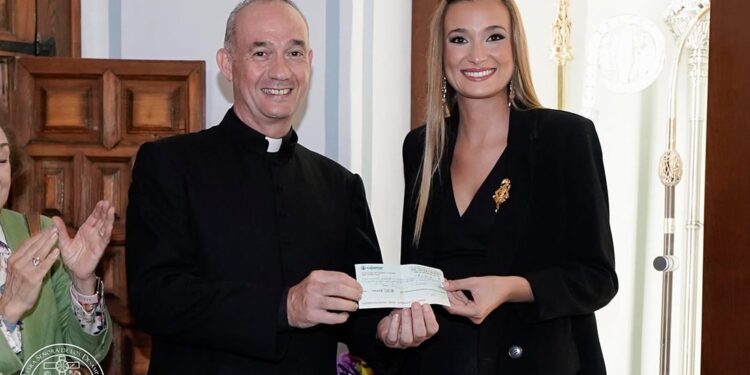 Entrega de las recaudaciones de las Fallas de Valencia en el Besamanos a la Virgen