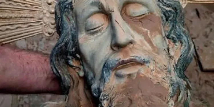 El Cristo embarrado de Paiporta será restaurado pese al deseo inicial de conservarlo como “memorial del sufrimiento” 1 El Cristo embarrado de Paiporta será restaurado pese al deseo inicial de conservarlo como “memorial del sufrimiento”