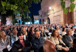 Coronas de flores y toques de campanas, misas, rosarios, momentos de silencio y oración, en las parroquias de la DANA 3 Misas aniversario DANA La Torre 2