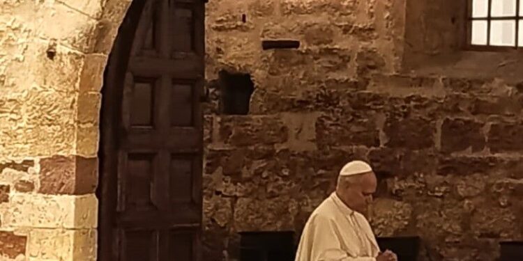 El abrazo de Porziuncola: la oración silenciosa del Papa León XIV 1 El abrazo de Porziuncola: la oración silenciosa del Papa León XIV