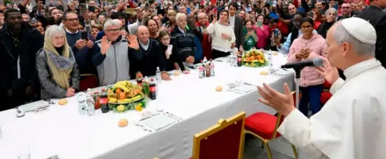 A la mesa con el Papa: donde el hambre se convierte en abrazo 1 A la mesa con el Papa: donde el hambre se convierte en abrazo