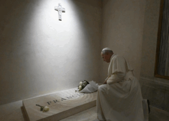 León XIV reza ante la tumba de Francisco en la Basílica Santa María la Mayor