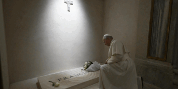 León XIV reza ante la tumba de Francisco en la Basílica Santa María la Mayor