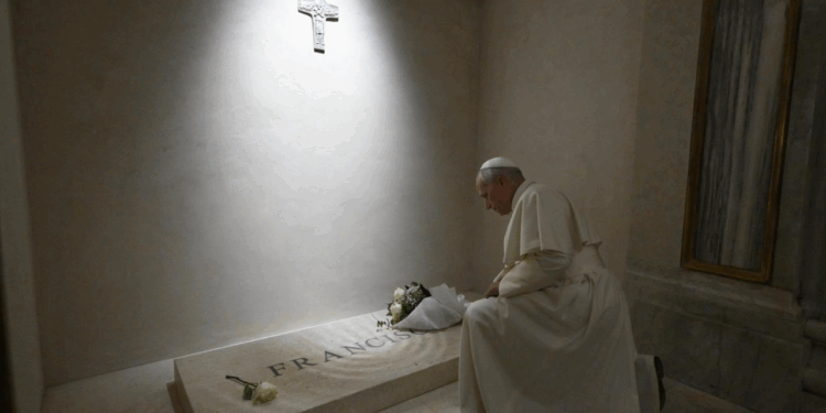 León XIV reza ante la tumba de Francisco en la Basílica Santa María la Mayor 1 León XIV reza ante la tumba de Francisco en la Basílica Santa María la Mayor