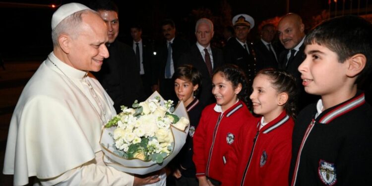 El Papa León XIV cierra su intensa primera jornada en Turquía con un aterrizaje nocturno en Estambul