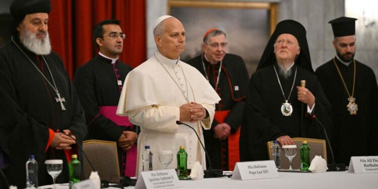 El Papa León XIV reza en silencio en la Mezquita Azul de Estambul en un gesto histórico de diálogo con el islam