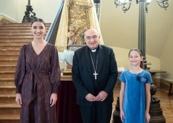 El Arzobispo de Valencia recibe en audiencia a la Honorable Clavariesa Vicentina y a las Falleras Mayores de Valencia 9 El Arzobispo de Valencia recibe en audiencia a la Honorable Clavariesa Vicentina y a las Falleras Mayores de Valencia