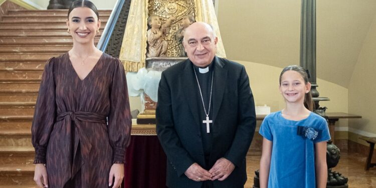 El Arzobispo de Valencia recibe en audiencia a la Honorable Clavariesa Vicentina y a las Falleras Mayores de Valencia