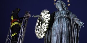El Papa va al corazón de Roma para rezar ante la columna de la Inmaculada Concepción