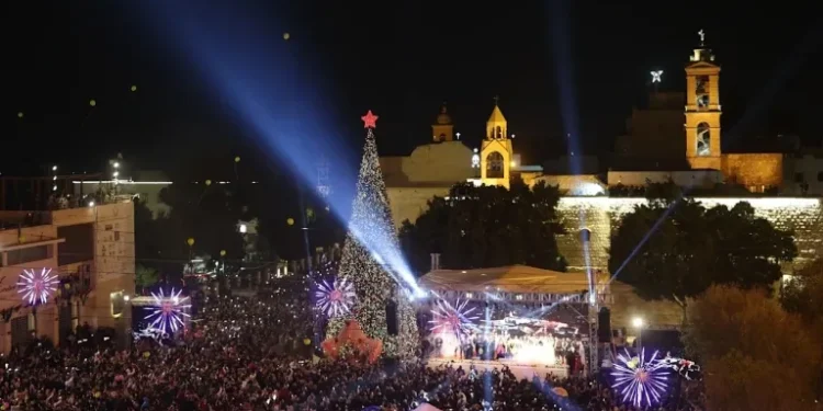 Belén recupera la Navidad tras dos años de luto entre guerras 1 Belén recupera la Navidad tras dos años de luto: miles de cristianos y musulmanes encienden juntos el árbol en la Plaza del Pesebre