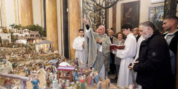 La Basílica de la Virgen de Valencia bendice su Belén, con figuras de más de cien años de antigüedad
