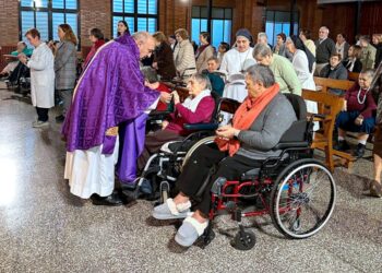 El Arzobispo de Valencia celebra una eucaristía en el Cottolengo, en el barrio valenciano de Benimaclet
