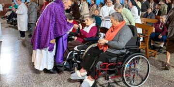 El Arzobispo de Valencia celebra una eucaristía en el Cottolengo, en el barrio valenciano de Benimaclet
