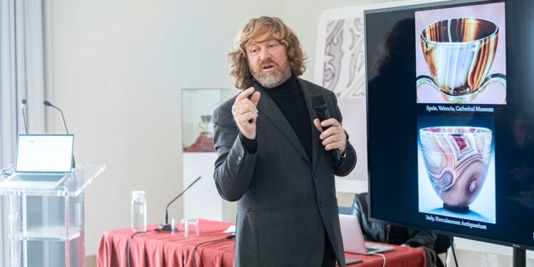 El experto italiano Dario del Bufalo asegura que el Santo Cáliz de Valencia se puede datar en el siglo I a.C. 1 El experto italiano Dario del Bufalo asegura que el Santo Cáliz de Valencia se puede datar en el siglo I a.C