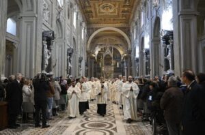 Cardenal Reina cierra la Puerta Santa de San Juan de Letrán y llama a combatir la "ausencia" de fraternidad y esperanza en Roma 3 Cierre Puerta Santa 2