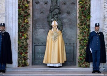 Cardenal Reina cierra la Puerta Santa de San Juan de Letrán y llama a combatir la "ausencia" de fraternidad y esperanza en Roma