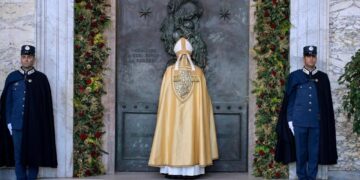 Cardenal Reina cierra la Puerta Santa de San Juan de Letrán y llama a combatir la "ausencia" de fraternidad y esperanza en Roma
