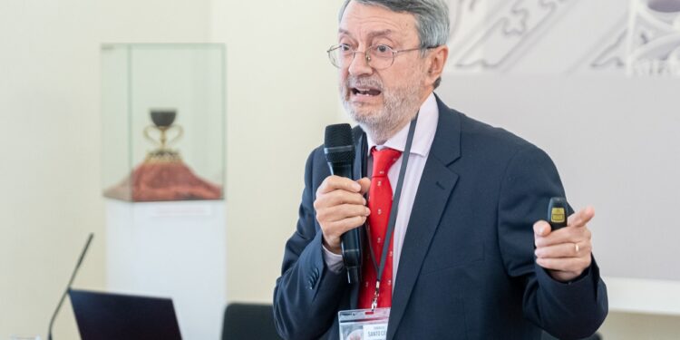Un experimento llevado a cabo en la Universitat Politècnica de Valencia descubre a qué se debe la mancha blanquecina del Santo Cáliz de Valencia
