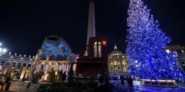 Roma ilumina la Navidad con mensajes del Papa en pantallas gigantes