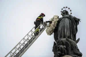 El Papa visita hoy la estatua de la Santísima Virgen Maria en la Plaza de España de Roma 2 inmaculada concepcic3b3n en roma foto6