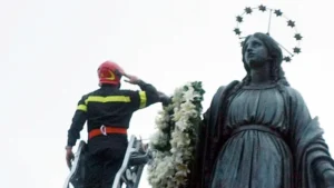 El Papa visita hoy la estatua de la Santísima Virgen Maria en la Plaza de España de Roma 3 web3 photo of the day immaculate conception firefighter ap 04120802681 gregorio borgia ap photo